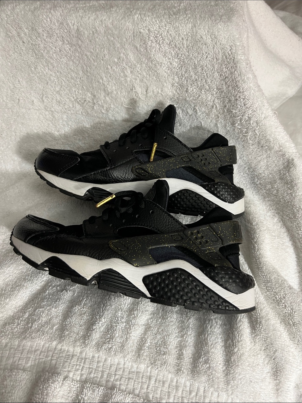 Nike air huarache prm 'super bowl Size 7.5 Kids Black Sneakers with Gold Accents